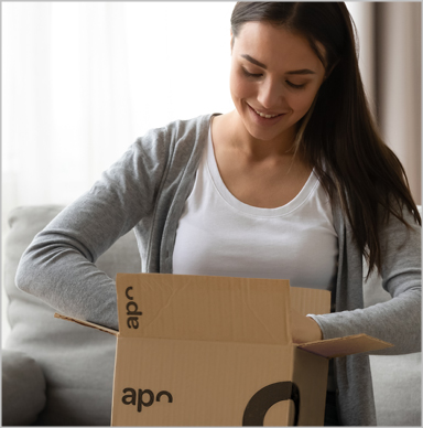 Frau mit geöffnetem Paket von apolux.de